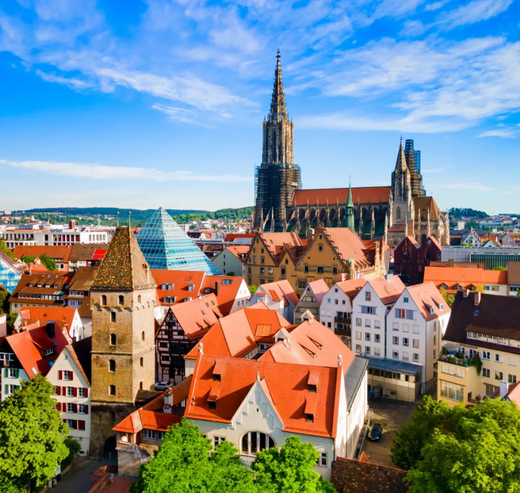 Panorama-Blick auf Ulm mit dem Ulmer Münster im Hintergrund.