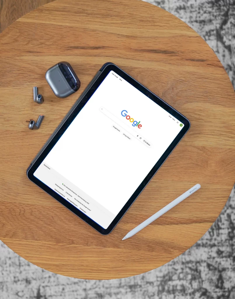 iPad auf einem Tisch mit geöffneter Google-Suche.
