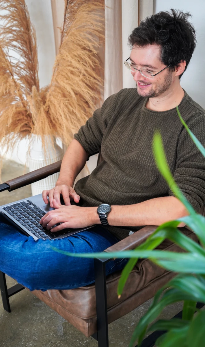 Tori Webdesign Gründer Stefan Lassen bei der Prüfung von Potenzial für Suchmaschinenoptimierung auf einer Website.