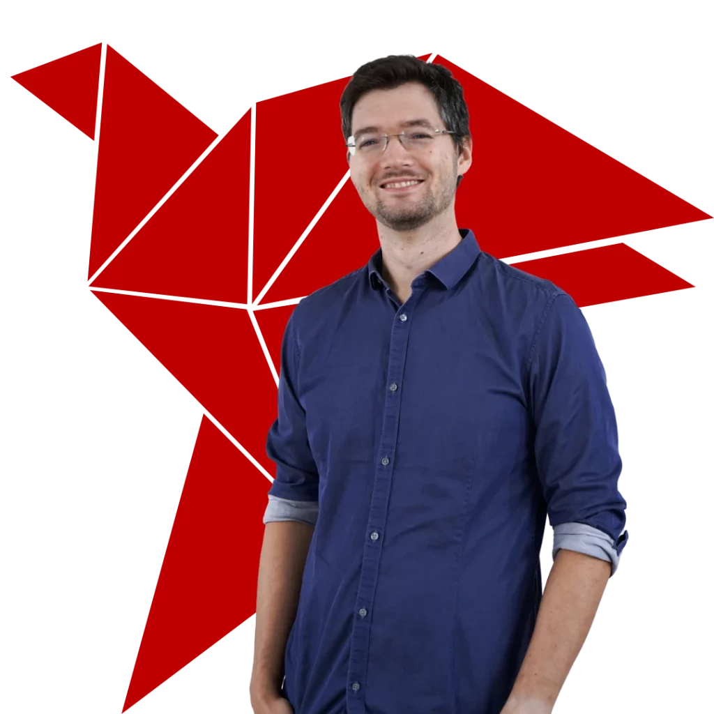 Tori Webdesign Gründer Stefan Lassen mit dem Tori Webdesign Logo im Hintergrund.