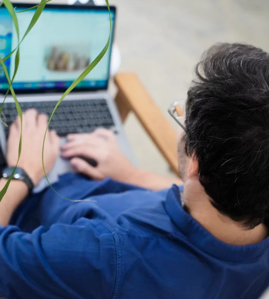 Junger Mann beim Bearbeiten von SEO-Einstellungen auf einer Webseite.