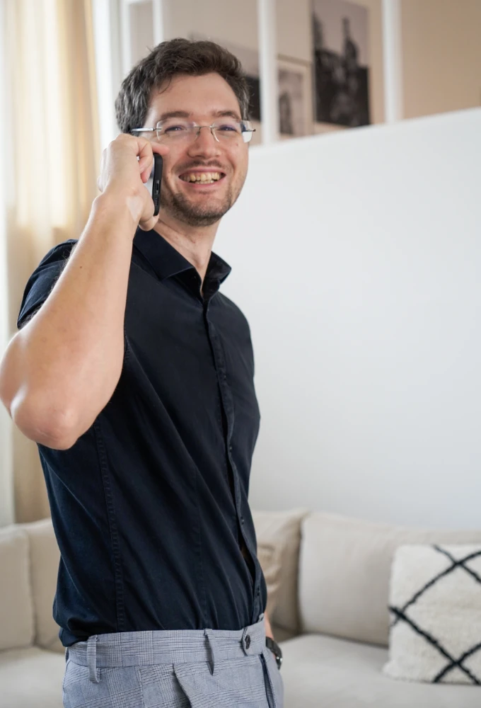 Tori Webdesign Gründer Stefan Lassen am Telefon.