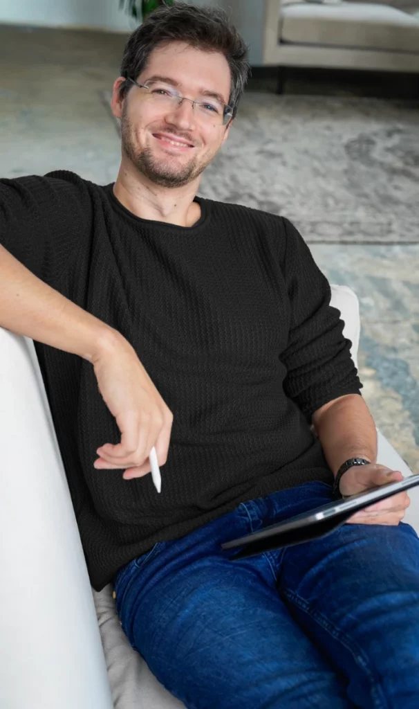 Tori Webdesign Gründer Stefan Lassen beim Designen einer Webseite auf dem iPad.