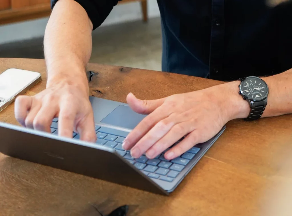 Ein Laptop auf einem Esstisch auf dem an einer Website gearbeitet wird.