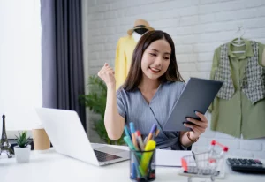 Junge selbstständige Frau, die genau weiß, warum ein Unternehmen heute eine Webseite haben muss