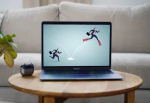 Laptop auf einem Couchtisch