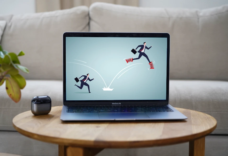 Laptop auf einem Couchtisch